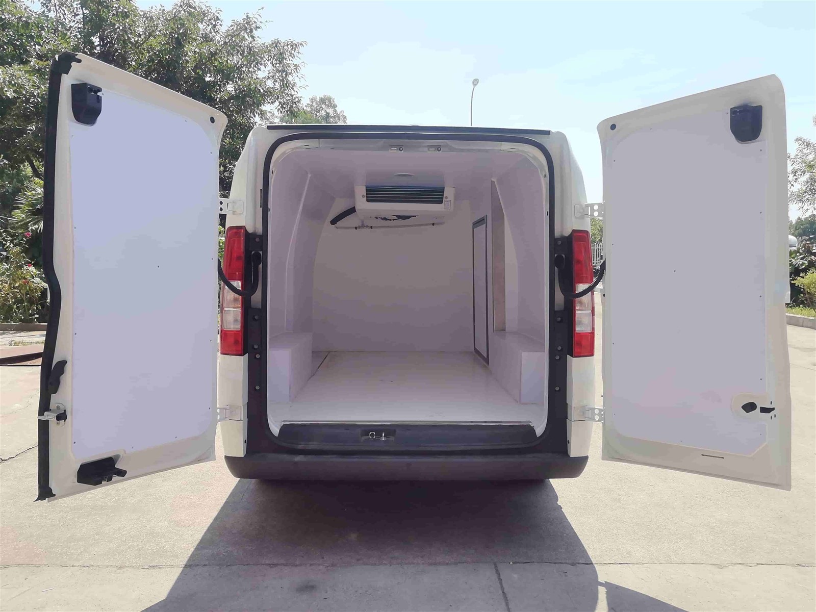 refrigerated trucks for transporting frozen food refrigerated trucks for transporting frozen food