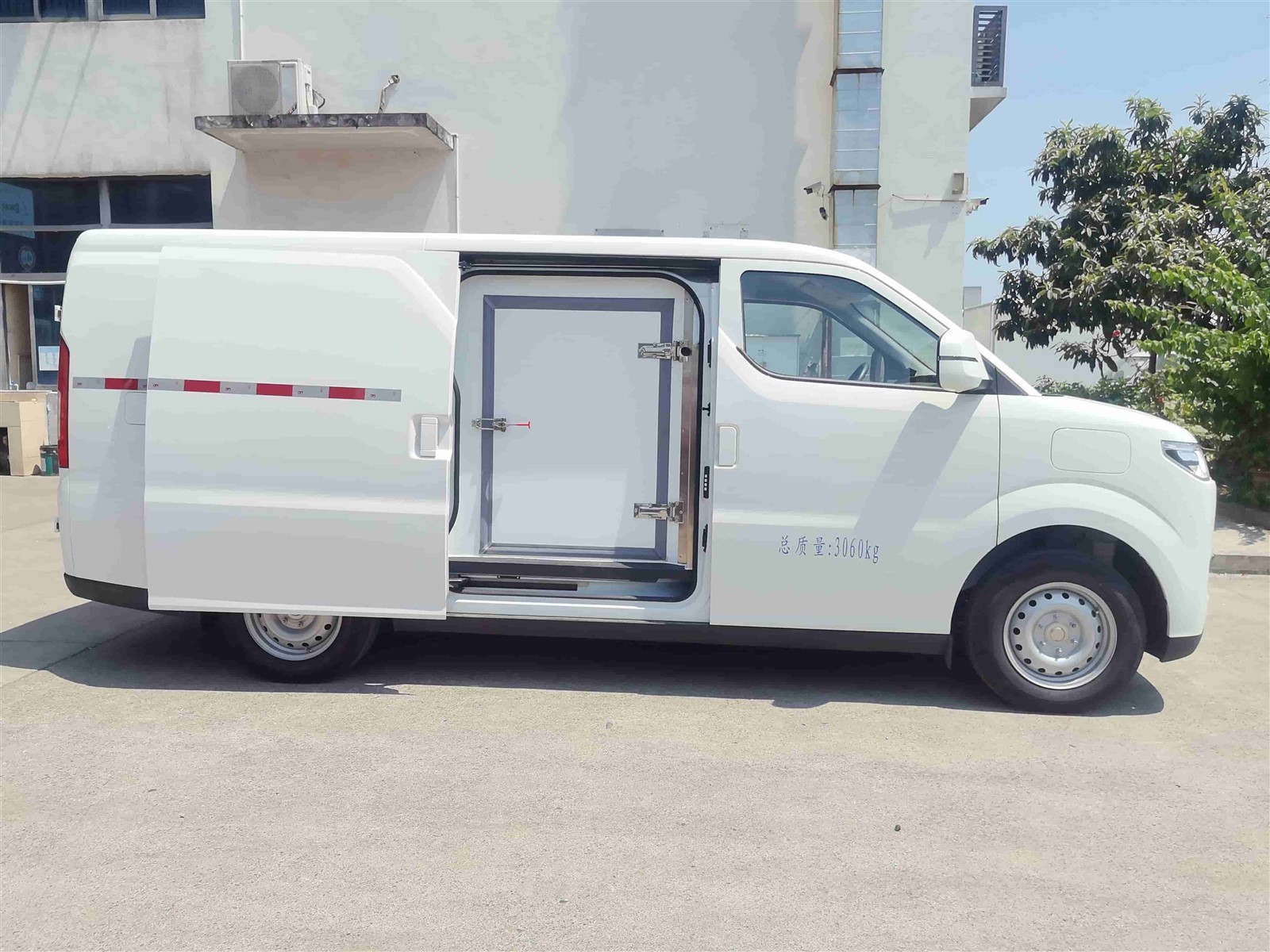 Large volume refrigerated truck Large volume refrigerated truck
